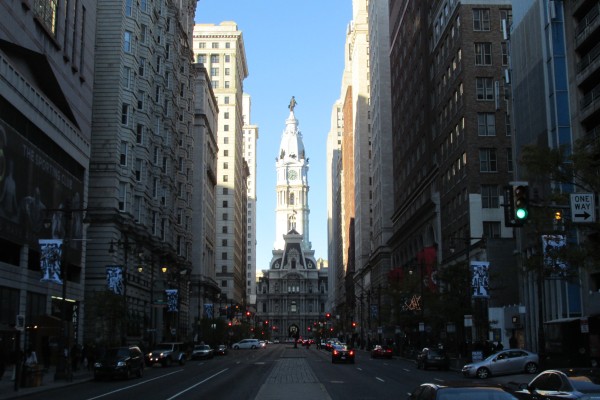 Philadelphia city hall from broad street John Phelan, CC BY-SA 3.0 <https://creativecommons.org/licenses/by-sa/3.0>, via Wikimedia Commons