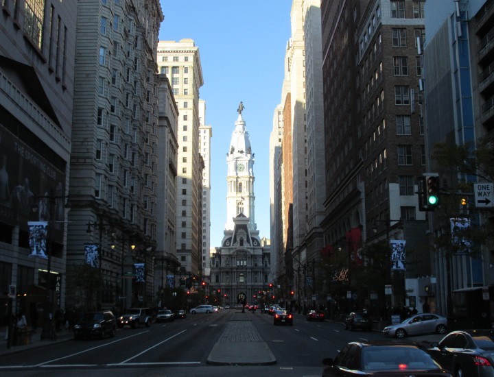Philadelphia city hall from broad street John Phelan, CC BY-SA 3.0 <https://creativecommons.org/licenses/by-sa/3.0>, via Wikimedia Commons